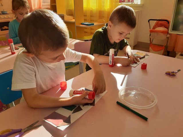 Аппликация в группе № 9 «Лучик».