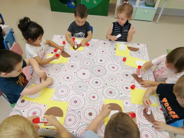   Аппликация. Тема «Грибочки для белочки». 