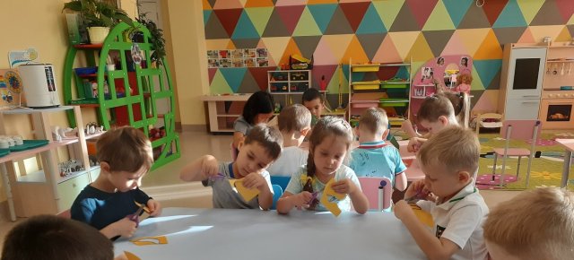 Аппликация. Коллективная работа детей "Блюдо с фруктами и ягодами "
