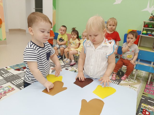 «Найди одинаковые варежки»